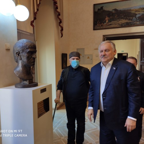Константин Затулин передал в дар Сочинскому музею бюст художника Дмитрия Жилинского