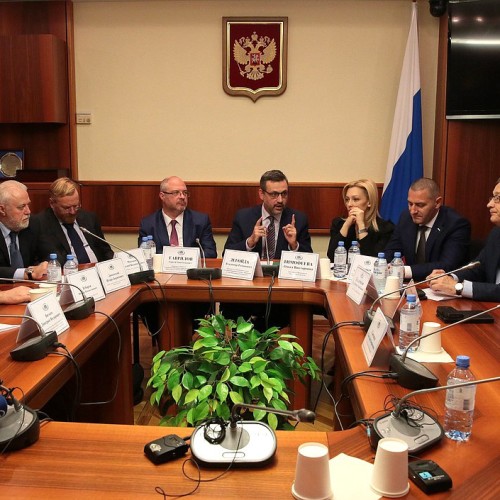 Председатель Синодального отдела по взаимоотношениям Церкви с обществом и СМИ провел встречу с депутатами Государственной Думы