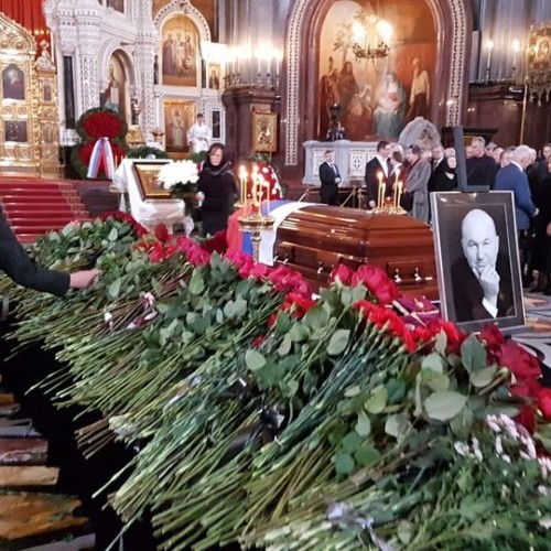 Москвичи простились с Юрием Лужковым