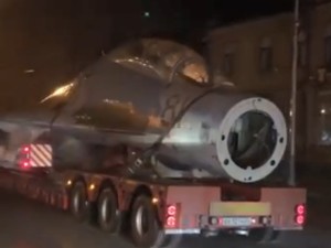 В Апшеронск доставлен самолёт СУ-27, который установят на казачьем кордоне