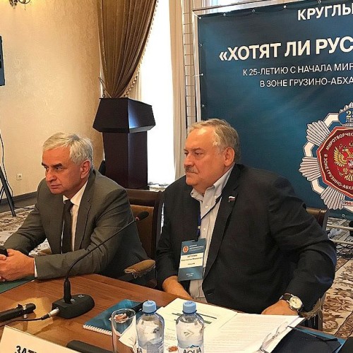 Пока в Грузии не утихают волнения, в соседней Абхазии приветствовали русских военных