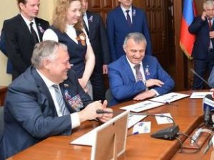 Главы ЛНР и ДНР приняли в Луганске участие в спецгашении марок к пятилетию Республик