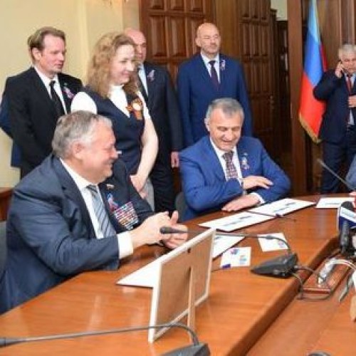 Главы ЛНР и ДНР приняли в Луганске участие в спецгашении марок к пятилетию Республик