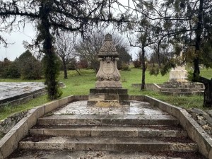 В Севастополе приводят в порядок старые захоронения на Братском кладбище