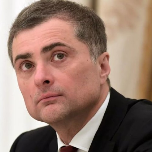 Депутат рассказал об «интригах» в ситуации с отставкой Суркова