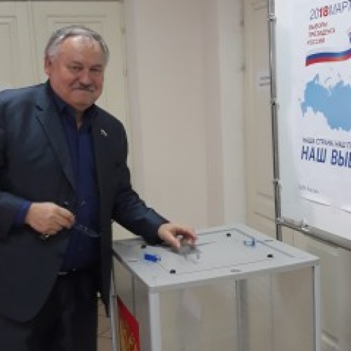 Депутат Госдумы Константин Затулин проголосовал на своем участке в Сочи