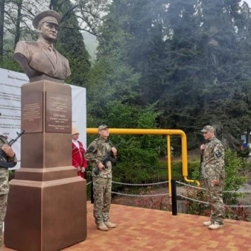 В Сочи жители установили памятник маршалу Андрею Гречко