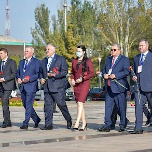 Наблюдатели от МПА СНГ, ПА ОДКБ возложили цветы к Вечному огню в Бишкеке