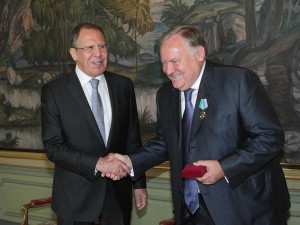 Министр иностранных дел России Сергей Лавров поздравил и наградил сотрудников Института стран СНГ